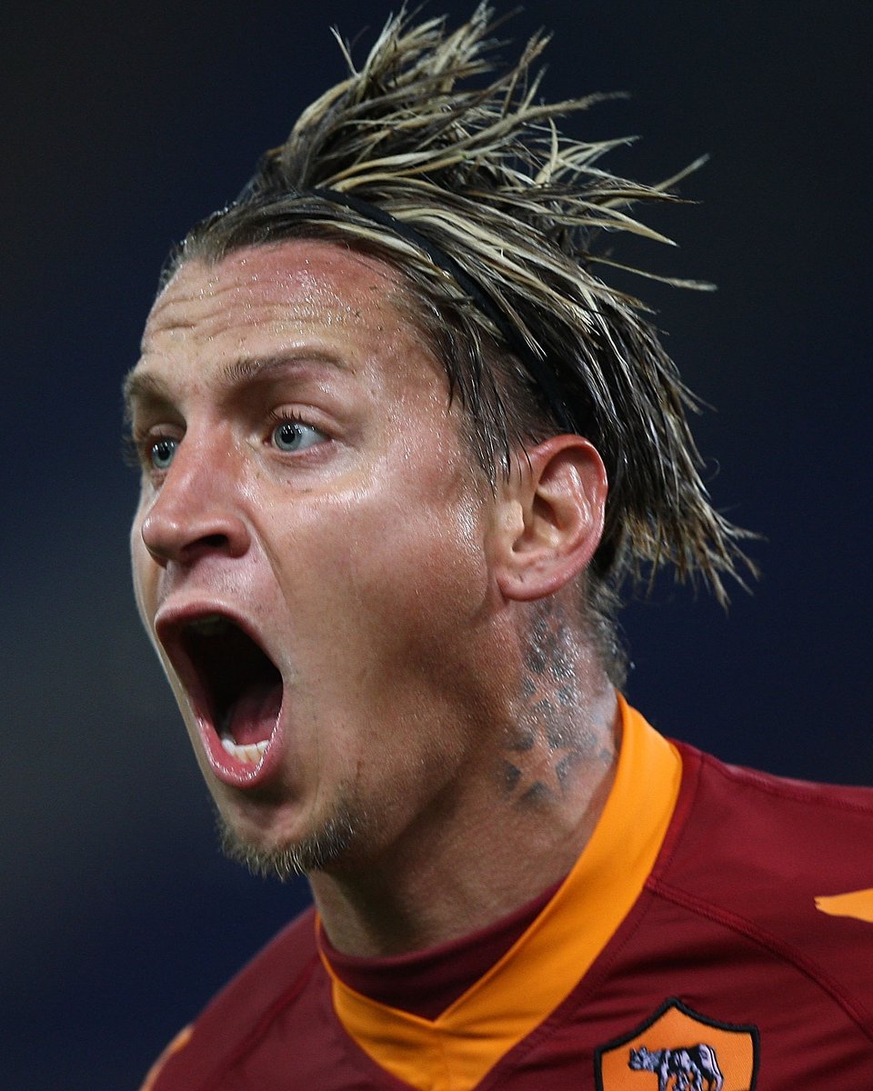 Philippe Mexès at Roma 😤

#UEL | <a href="/OfficialASRoma/">AS Roma</a>