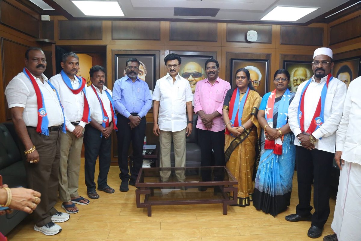 EzhilCaroline's tweet photo. வருகின்ற 2026 சட்டமன்ற தேர்தலில் அரக்கோணம் தொகுதியில் போட்டியிடுகிறேன். மாண்புமிகு தமிழ்நாடு முதலமைச்சர் தளபதி ஸ்டாலின் அவர்களை சந்தித்து வாழ்த்து பெற்றேன்.
ஸ்டாலின் தொடரட்டும்.. தமிழ்நாடு வெல்லட்டும்..! 
வாக்காளிப்பர் பானை சின்னத்தில், நமது சின்னம் பானை #vck #arakkonam https://t.co/4eOC5SzhuK