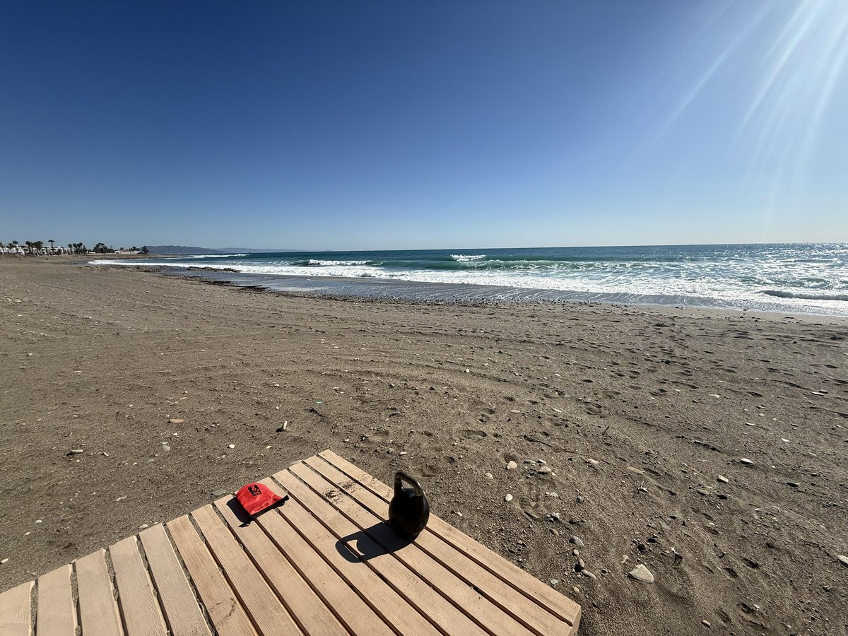 Mariusz_Invest's tweet image. Unless you’re surfing, this is the limit. 🏄‍♂️ Just an easy day of KB swings by the sea. Look after yourselves out there! ☀️

#oceanview #fitness #easyday #kettlebell
