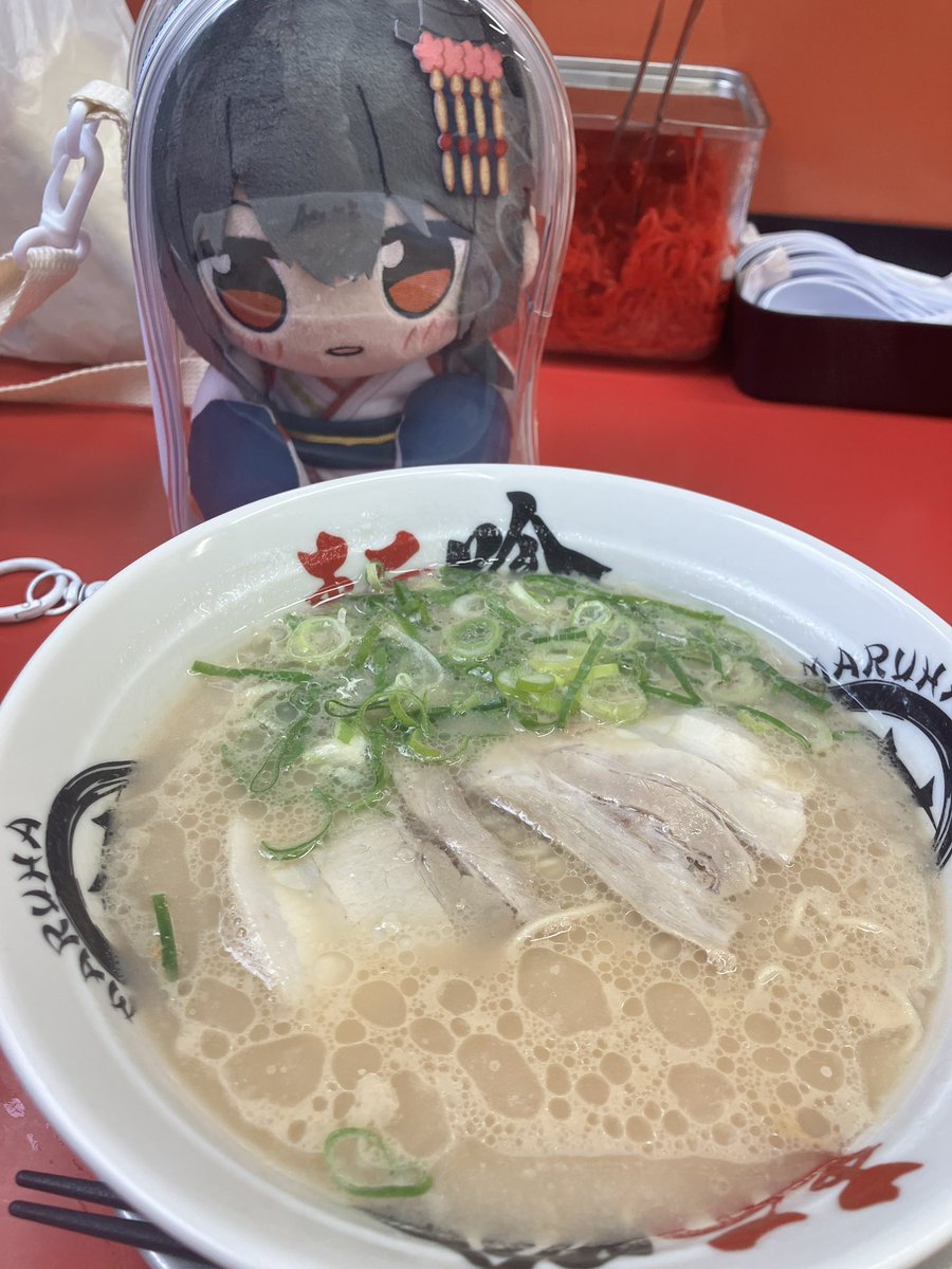 お昼ご飯は提督たちにも有名＆何度もお店前通ってずっと気になってたマル葉ラーメンさんでいただきました。念願のラーメン！濃厚だけど食べやすくて美味しかった！