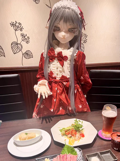 天音さんに会いに行ってきました! コジマと違って下から生意気な感じで見上げてくる、かわいい 久々に酔っ払いながら一筆描かせてもらうなど、楽しかったです さぁネームだネーム! #tennbar