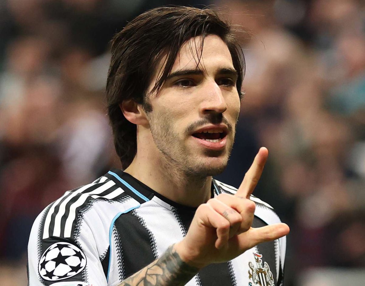 FrFlashFoot's tweet photo. Sandro Tonali 🇮🇹 serait une option prioritaire pour Manchester United durant le mercato estival. 🔴

Le milieu de 25 ans serait ouvert à l’idée de rejoindre les Red Devils.

Arsenal et Manchester City porteraient également un regard sur la situation.

{source : @FabrizioRomano} https://t.co/cwxTmPjJKK