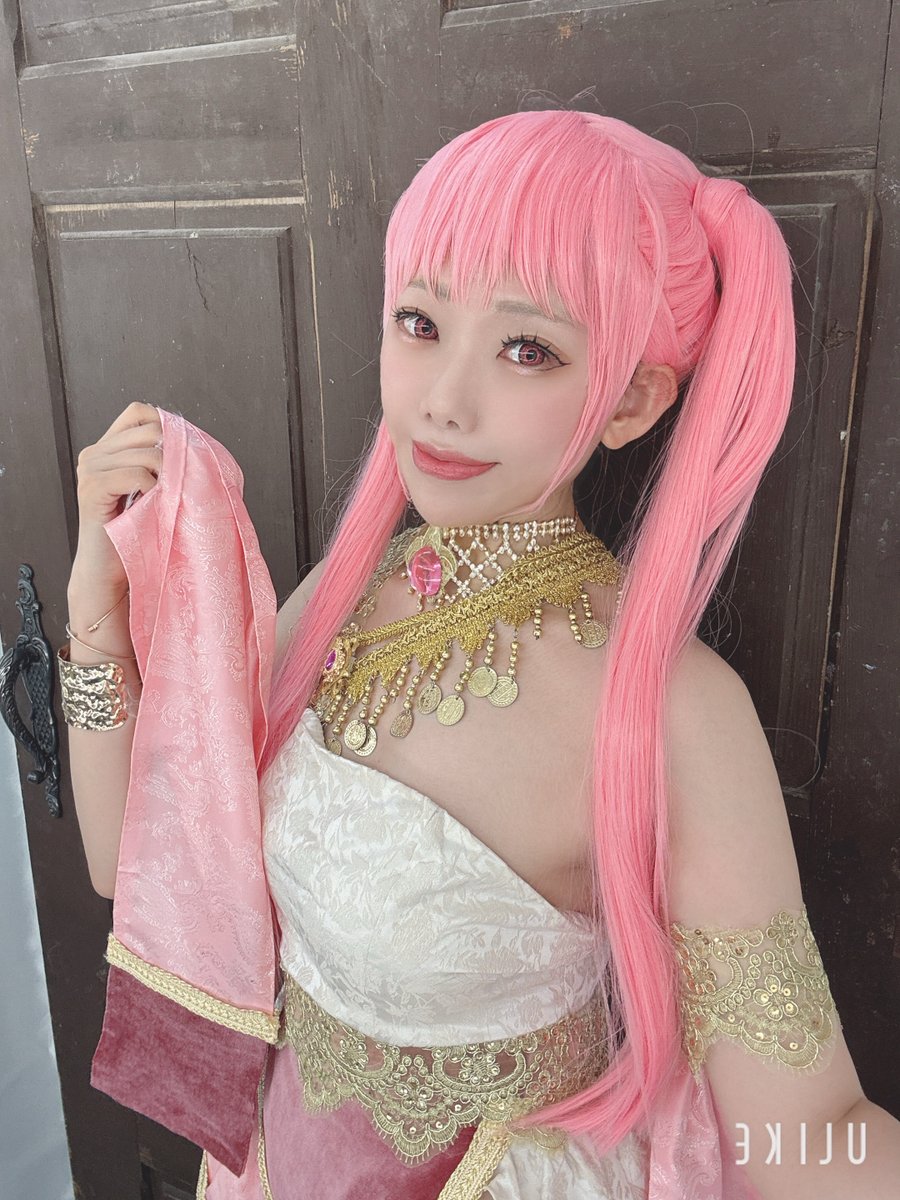 shiina_amu's tweet photo. ヒルダちゃんでした💕アラブ王(クロードくん👈❓)の側近(?)やらせてもらってた👴🏻
布がかわいいから布を見てくれのポーズ♡ #0328風花雪月踊り子あわせ https://t.co/JWEo5LeJdh