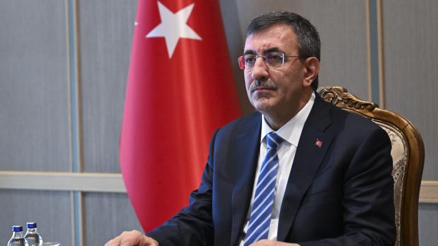 Tuncay_Cengiz_'s tweet photo. Geçtiğimiz günlerde Cumhurbaşkanı Yardımcımız Sayın Cevdet YILMAZ, bizlerin uzun bir süredir üzerinde durduğu ve her platformda dile getirdiği kamu personel sisteminde kapsamlı bir güncelleme ihtiyacının olduğunu ifade etti.

Bu açıklamayı çok kıymetli ve yerinde buluyoruz. 

Sayın Cumhurbaşkanı Yardımcımız Cevdet YILMAZ’ın da belirttiği gibi, kamu personel sistemini daha ileriye taşıyacak sağlam temeller üzerine oturtulmuş bir reforma ihtiyacımız var. 

Bu anlamda, personel sistemimizin modernize edilmesinde, güncellemesinde ve çalışan haklarının korunması noktasında Devlet Memurları Sendikası olarak, üzerimize düşen her ne varsa eksiksiz bir şekilde yerine getirmeye ve her türlü desteği vermeye hazır olduğumuzu açık bir şekilde ifade ediyoruz.

@_cevdetyilmaz
@csgbakanligi 
@isikhanvedat 
@DMSendikasi 
@DMKonfederasyon