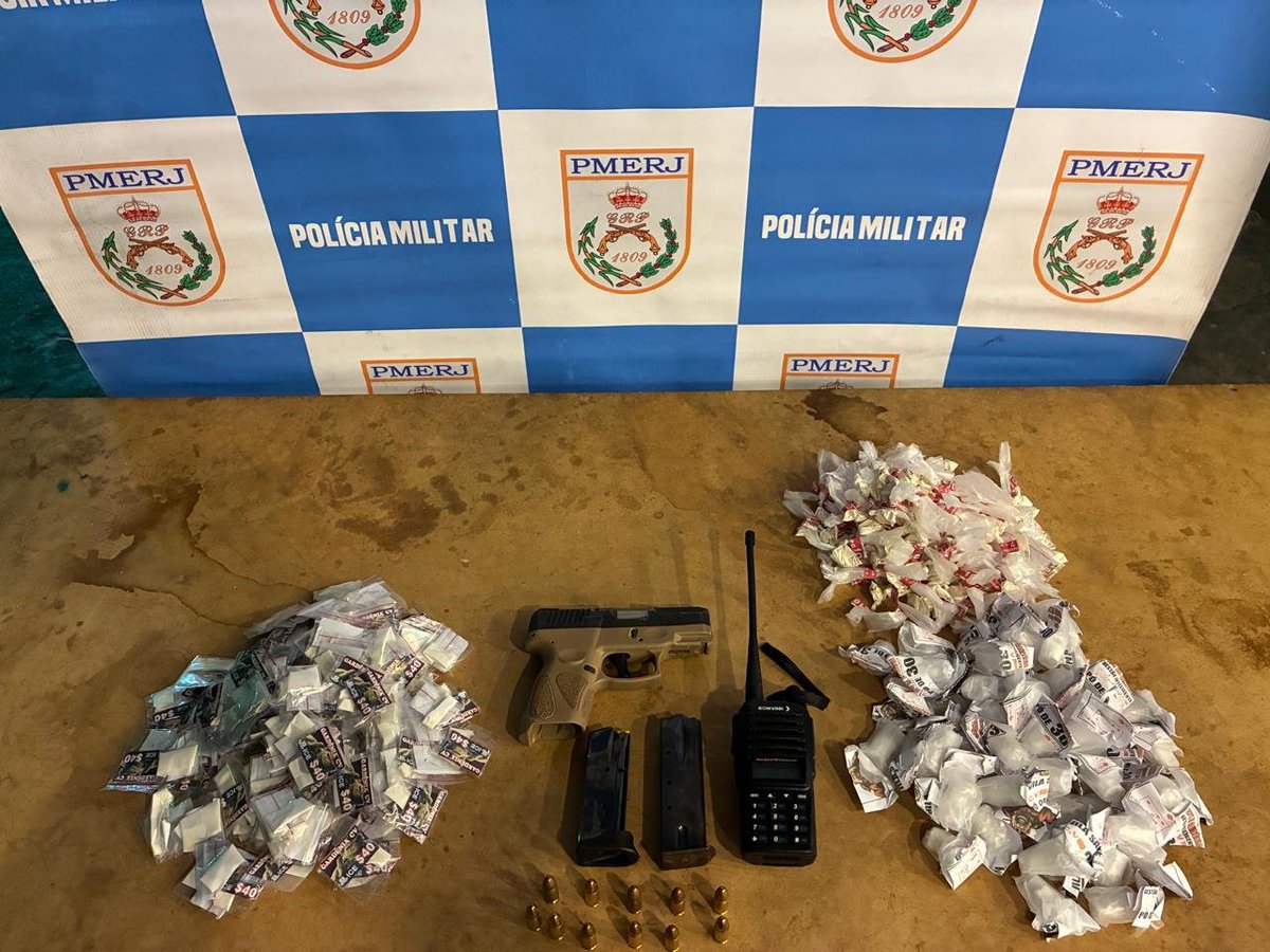 PMERJ's tweet image. Policiais militares do #BOPE apreenderam uma pistola, munições, drogas e um rádio transmissor na comunidade da Gardênia Azul, em Jacarepaguá, Zona Sudoeste do Rio de Janeiro.