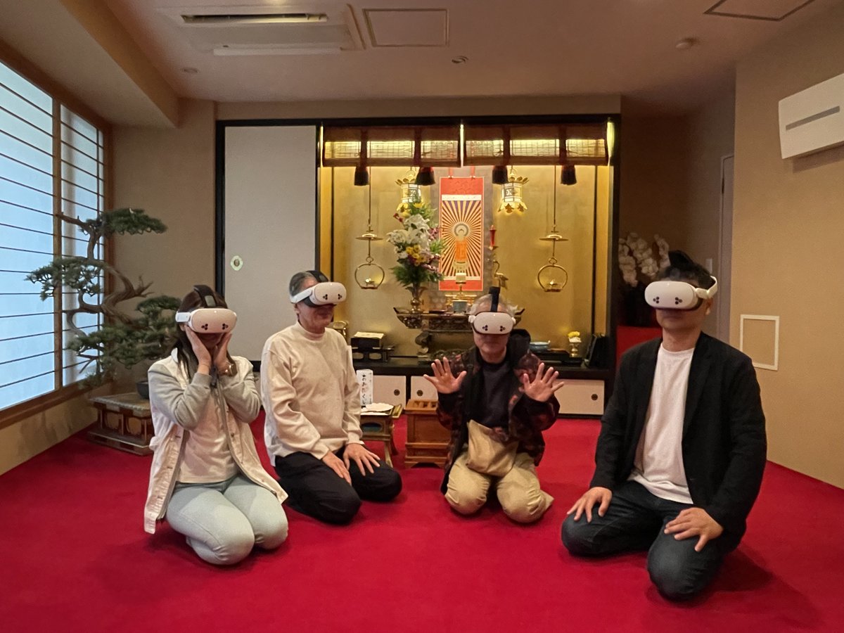 jishafriends's tweet photo. 佛心寺東京布教所で開催された「終末期VR体験会」に参加してきました。

終末期VR体験会では、看取る側・看取られる側の関係性をVRで視聴することで疑似体験します。
看取られる側の高齢者は「目は見える・耳は聞ける・ただ話せない＆リアクションを起こせない」状態です。
そのため看取る側は「高齢者＝植物人間(または認知症)」と思い込み、高齢者の前で「高齢者の葬式の相談」を始めたりします。

VRを視聴すると、纏めようがない色んな考え・気持ち・感情が、とっ散らかったまま湧いてきます。

そんな僕がお勧めすることは微妙ではありますが、視聴を希望される方は草野までご連絡ください。
