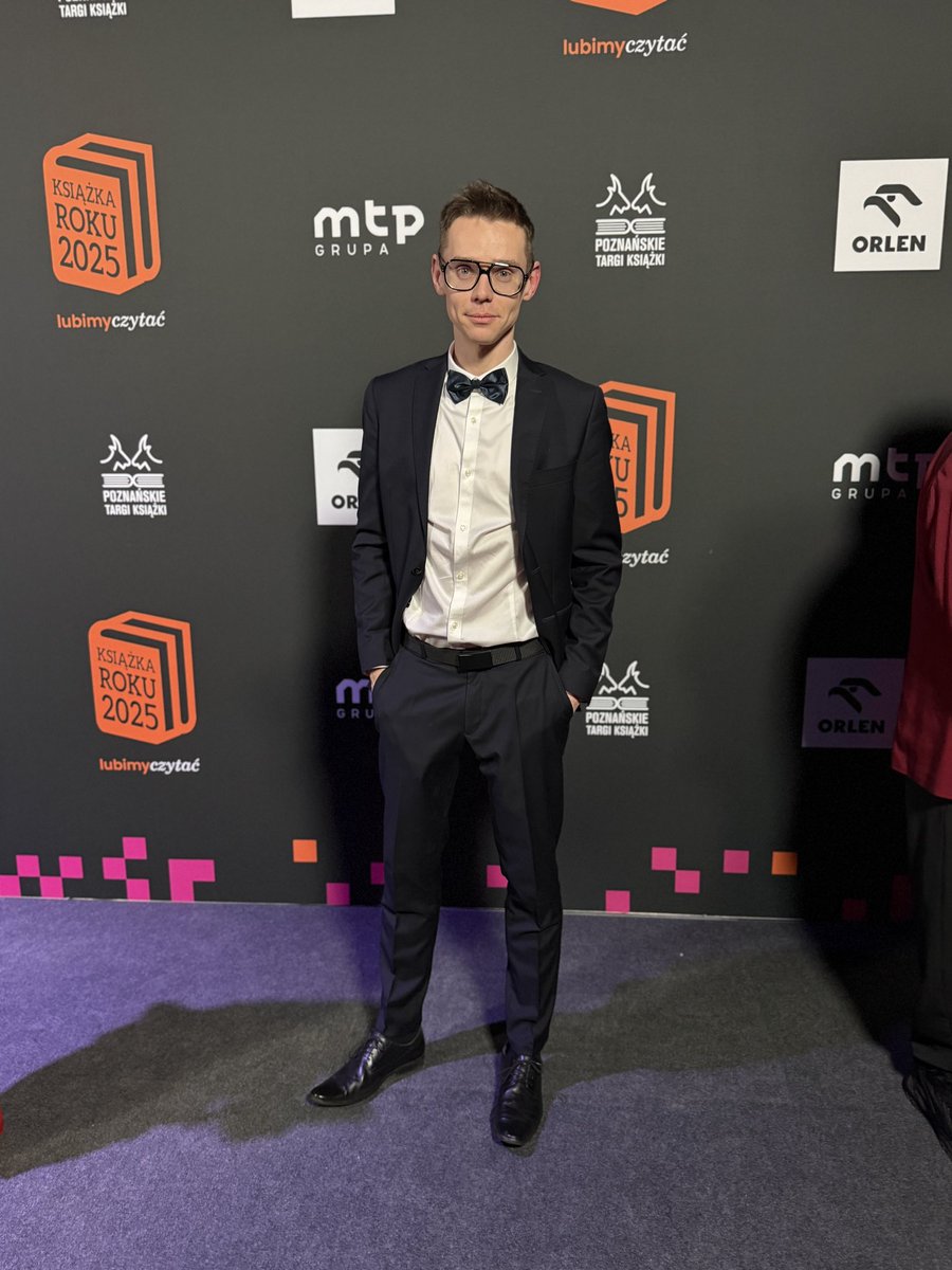 TBookking's tweet photo. Gala Plebiscytu @LubimyczytacPL była w tym roku wspaniała z wielu powodów. Oto najważniejsze:

1. drugi raz z rzędu spotkał mnie zaszczyt nominacji do tytułu „Człowieka Książki” 📖 

2. Statuetkę w kategorii „Horror” zdobyła moja bookmediowa druga połówka @opowiemci 

Duma! 🧡 https://t.co/Wx0K3jgOLj