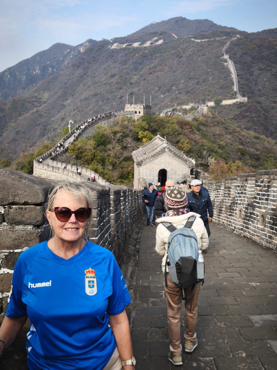 RealOviedo's tweet photo. Diego nos manda esta maravilla, su güela con 70 años en la Muralla China y con la camiseta de su Oviedín 🌍

💙Orgullo de güela 💙

#RealOviedo 🔵⚪️ https://t.co/1lymzuBwOP