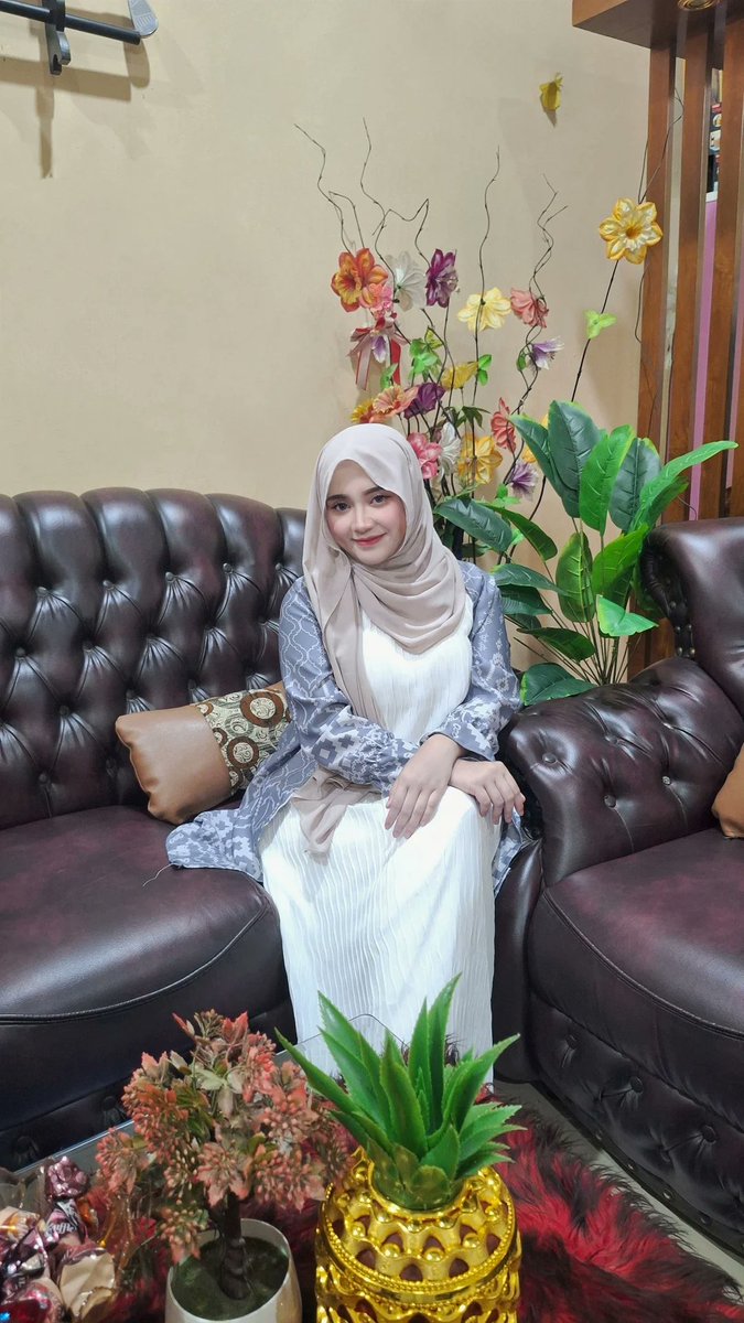 Dewi18100's tweet photo. Kata banyak orang sih walaupun aku udah punya 1 anak masih menggoda. Emang iya aku masih menarik dan menggoda ? https://t.co/LXI7jOOLnJ