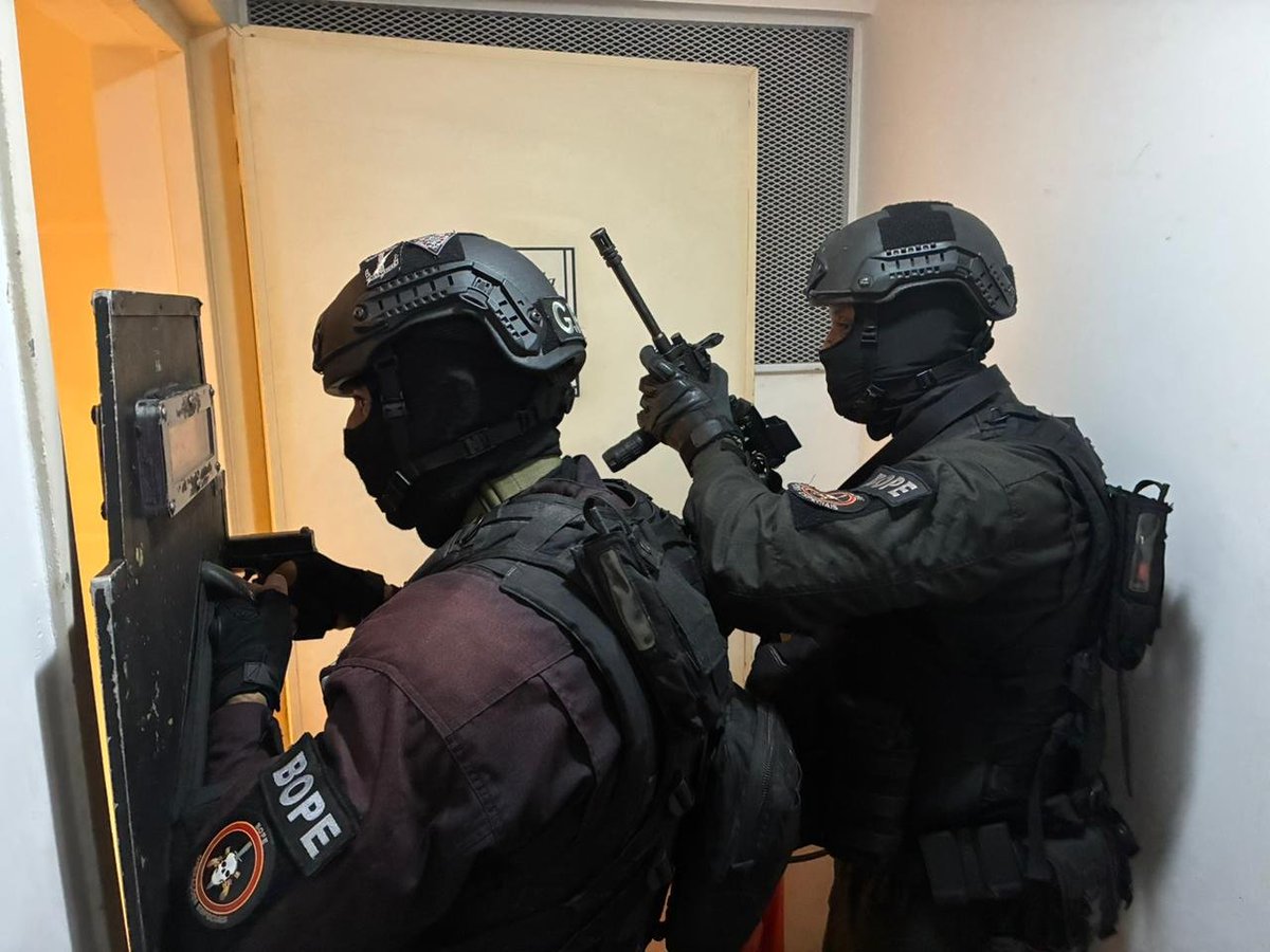 PMERJ's tweet image. Um homem fez uma mulher e uma criança de um ano reféns na Barra da Tijuca, Zona Sudoeste do Rio de Janeiro. Policiais do #BOPE foram acionados e conseguiram prender o agressor. As vítimas foram resgatadas sem ferimentos. O caso foi encaminhado à 16ª DP.