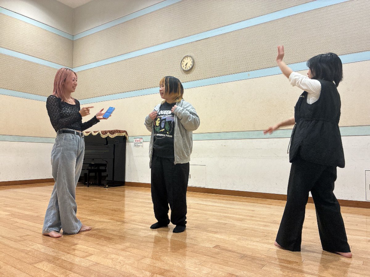 __Amarimono__'s tweet photo. 🐱稽古16回目🐱

昨日は胡桃先生のダンス稽古でした✨
今回もカッコ良くて、可愛い振付がめちゃくちゃ良いです🎵

映像と全員揃って踊ったら、最高のオープニングダンスになると思います🕺

是非見処なので、遊びに来てください🐤

予約フォーム
https://t.co/qKfDpQ0FAp https://t.co/IsgMTgG32O