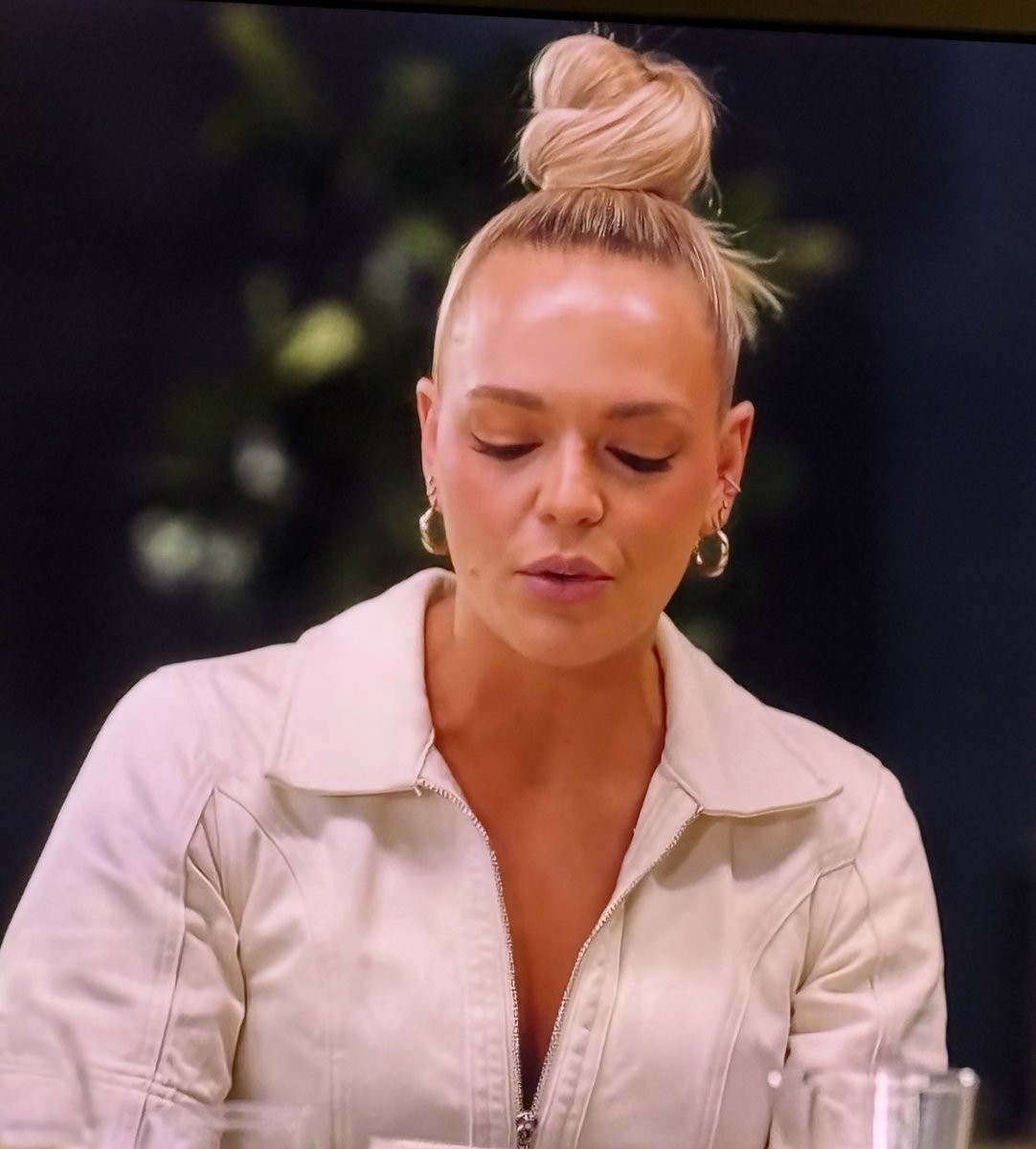 Alyssa’s high bun ✂️ tweet media