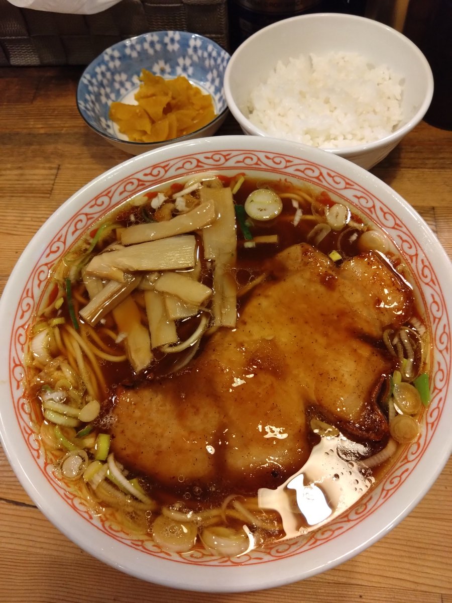 今夜は麺屋奏さん
交渉人ペイ専務のパーコー麺
激熱プースーは
ボイリングレイクの如し
麺の長きこと万里の長城の如し
圧倒的な存在感のパーコーは
パンゲア大陸の如し
終始圧倒されるスケールの🍜✨
兎に角熱く旨かったです
大満足腹パンおやじでした🤣✌️
ご馳走様でした🙇
匠の親方と遭遇🤣