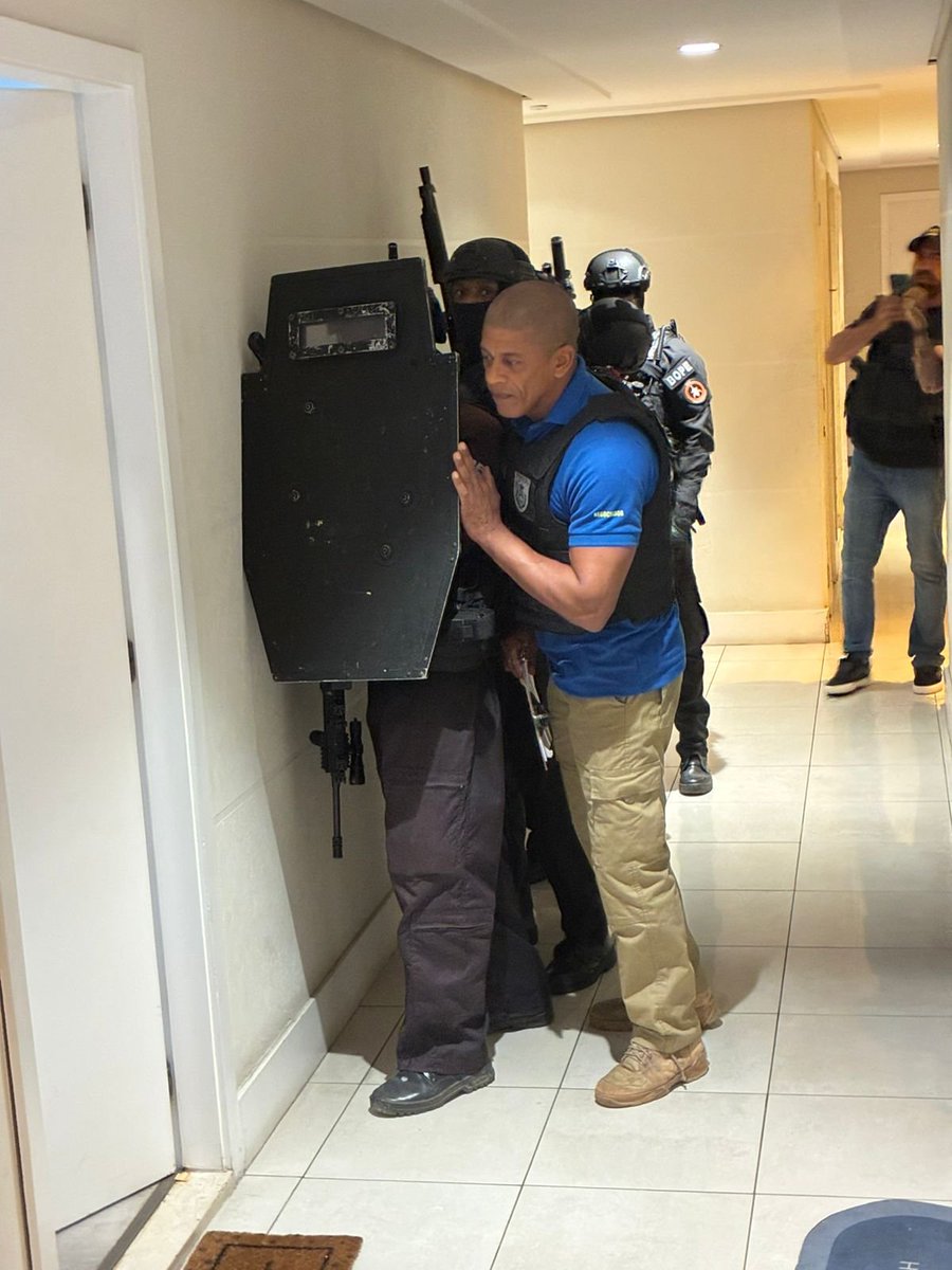 PMERJ's tweet image. Um homem fez uma mulher e uma criança de um ano reféns na Barra da Tijuca, Zona Sudoeste do Rio de Janeiro. Policiais do #BOPE foram acionados e conseguiram prender o agressor. As vítimas foram resgatadas sem ferimentos. O caso foi encaminhado à 16ª DP.