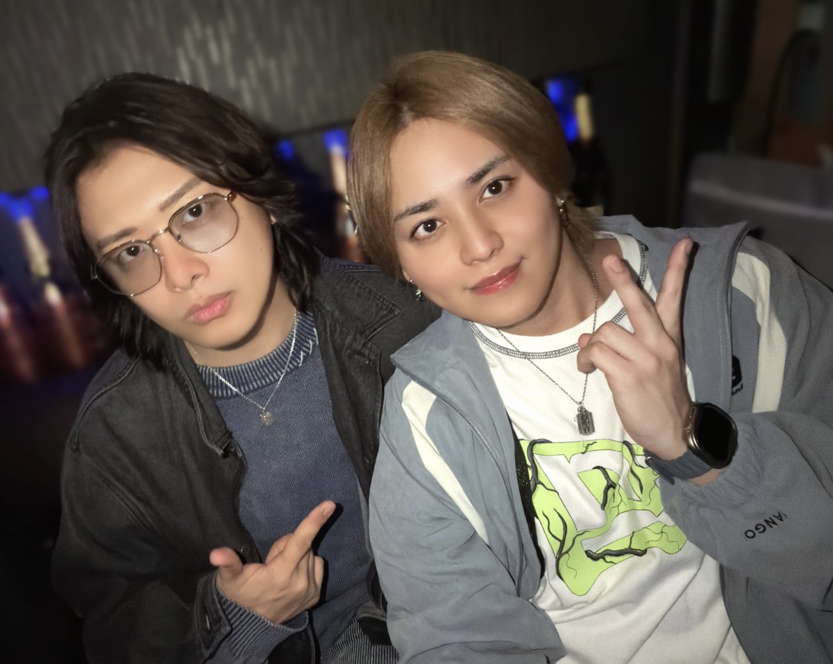 zerohz_leo's tweet photo. RENOさんと先日、沢山ギタートークさせていただき色んな事を教えてもらいました！

夢みたいな時間でした。ありがとうございました😭🙏🏻 https://t.co/0xbZmQfL3r