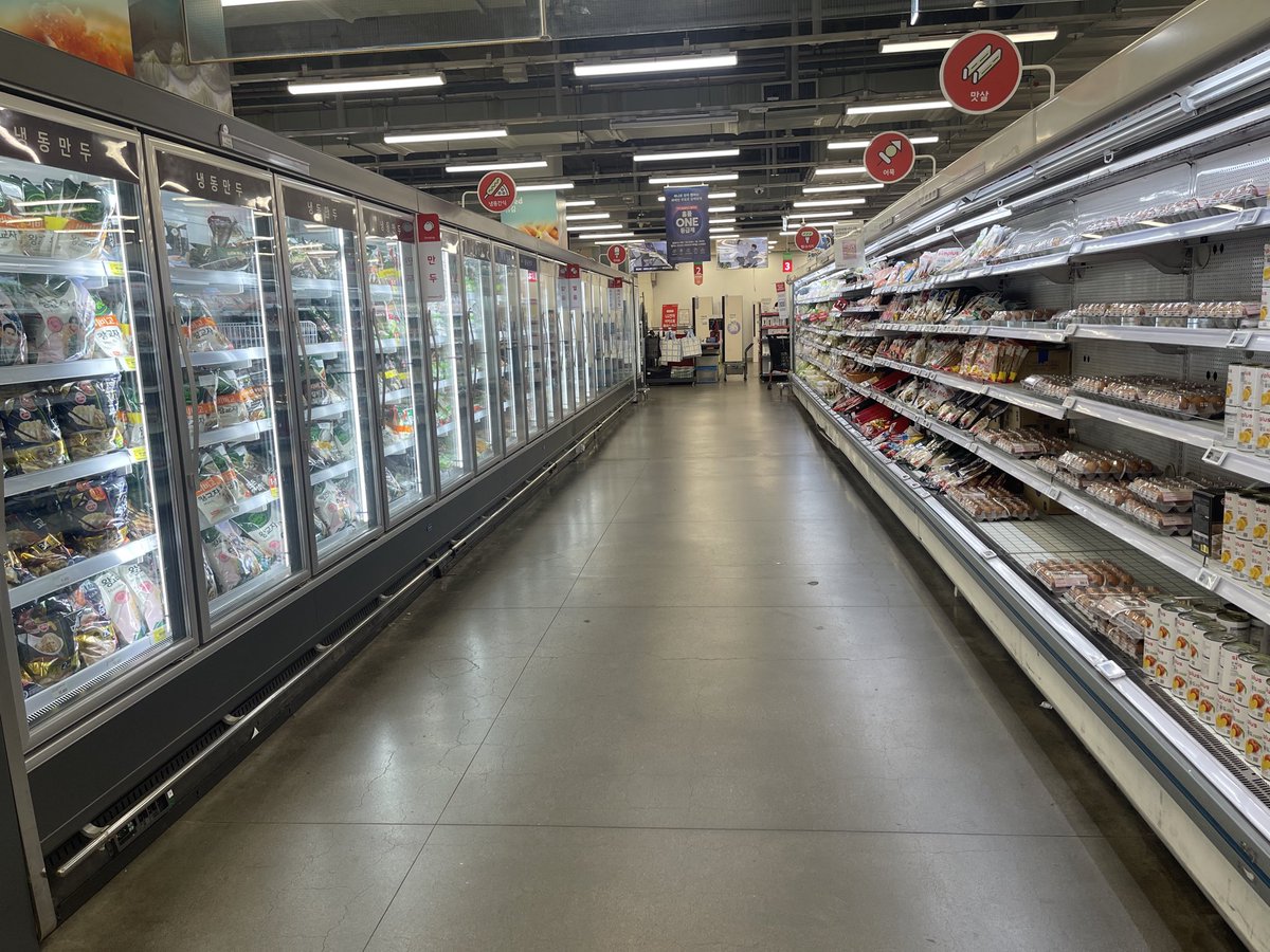 아무도 없는 잠실 홈플러스.....

잠실역 근처, 
한때는 주말마다 카트 끌고 줄 서던 홈플러스 잠실점.

요즘 가보면 진짜 텅 비어 있다. 

조명은 다 켜져 있고, 진열대는 물건으로 채워져 있는데, 사람이 없다. 

마트 특유의 왁자지껄함 대신 발소리만 울린다. 어딘가 이상하고, 어딘가 씁쓸하다.