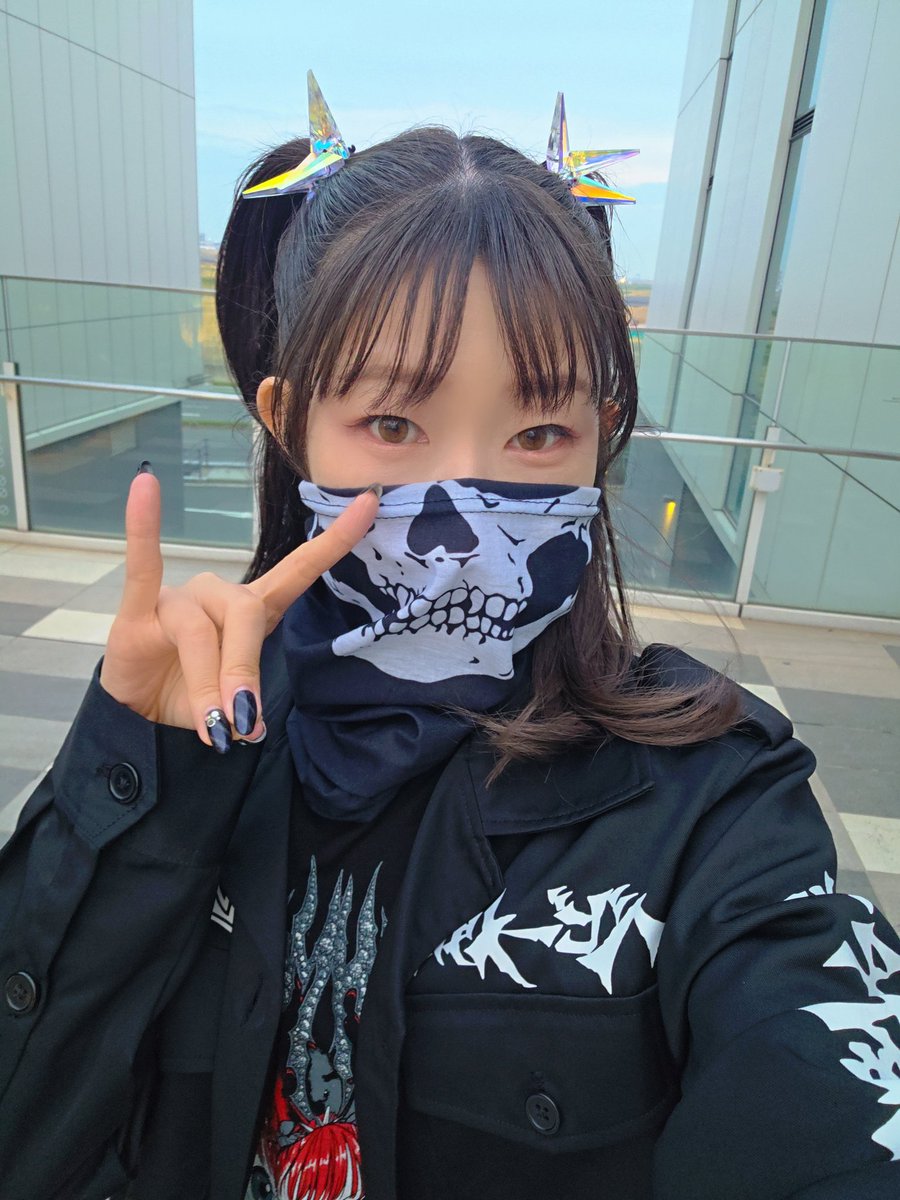 mmj_eeetan's tweet photo. Zepp羽田ー！𓏸𓂂𓂃🛩
超MOSHSH PITです、楽しんできます🦊骨のマスクもらったけえ着けた💀 #BABYMETAL https://t.co/OhVsY4wNfH