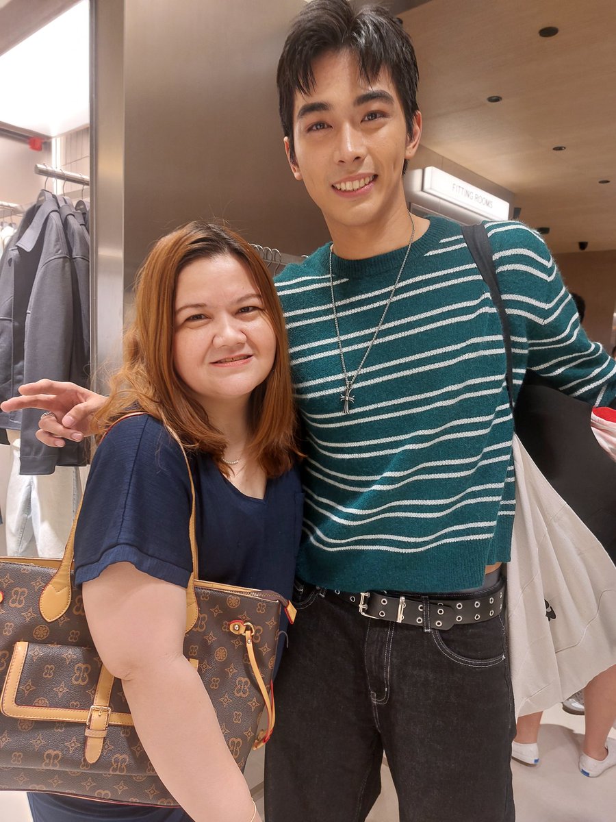 jacquelinemegan's tweet image. Face card on point and always super nice. With @BGYO_Gelo at the #PullAndBear @pullandbear store visit