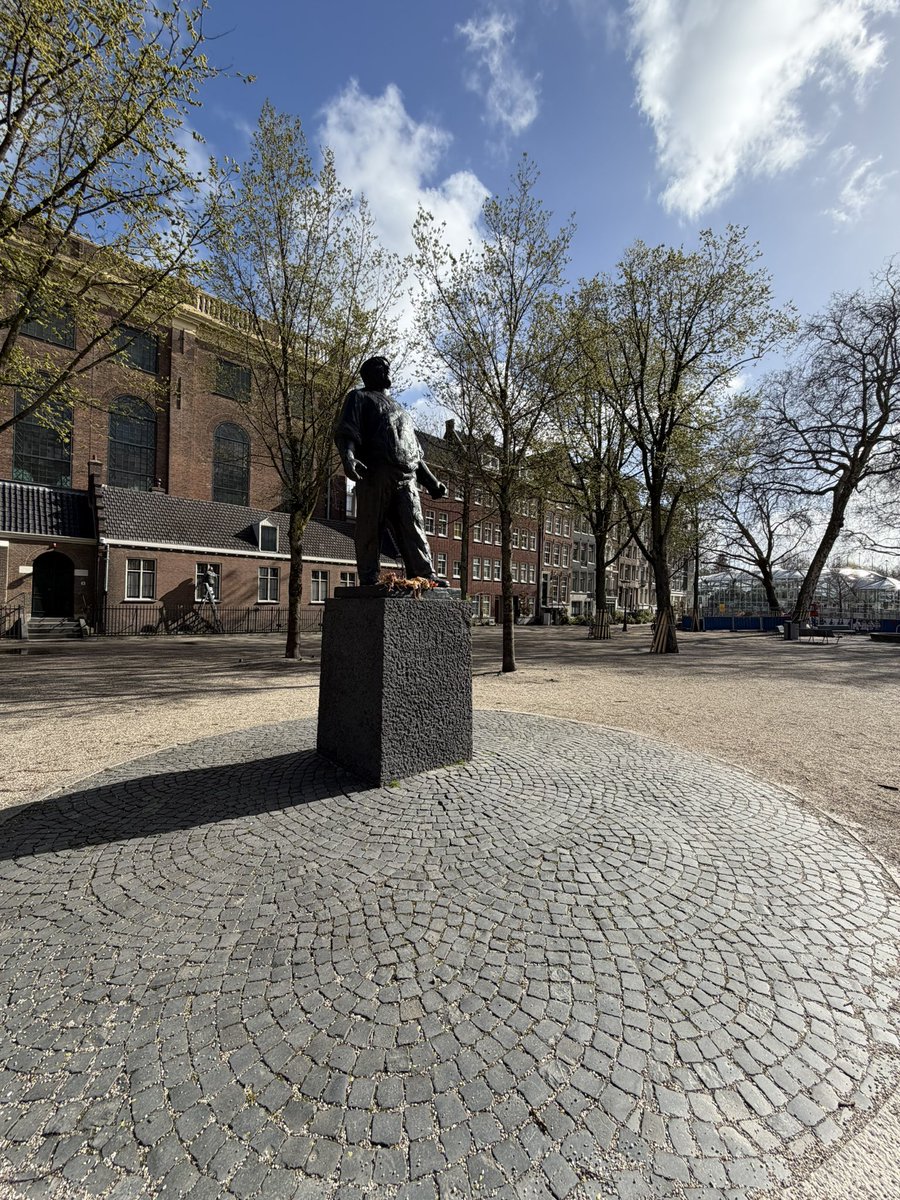 .<a href="/OLFResurrection/">Olafo el Amargado (Oscar L. Fontán) Parody</a> estoy en la plaza donde la SA de la Juventudes Hitlerianas hizo la primera redada judía en Ámsterdam. 😢