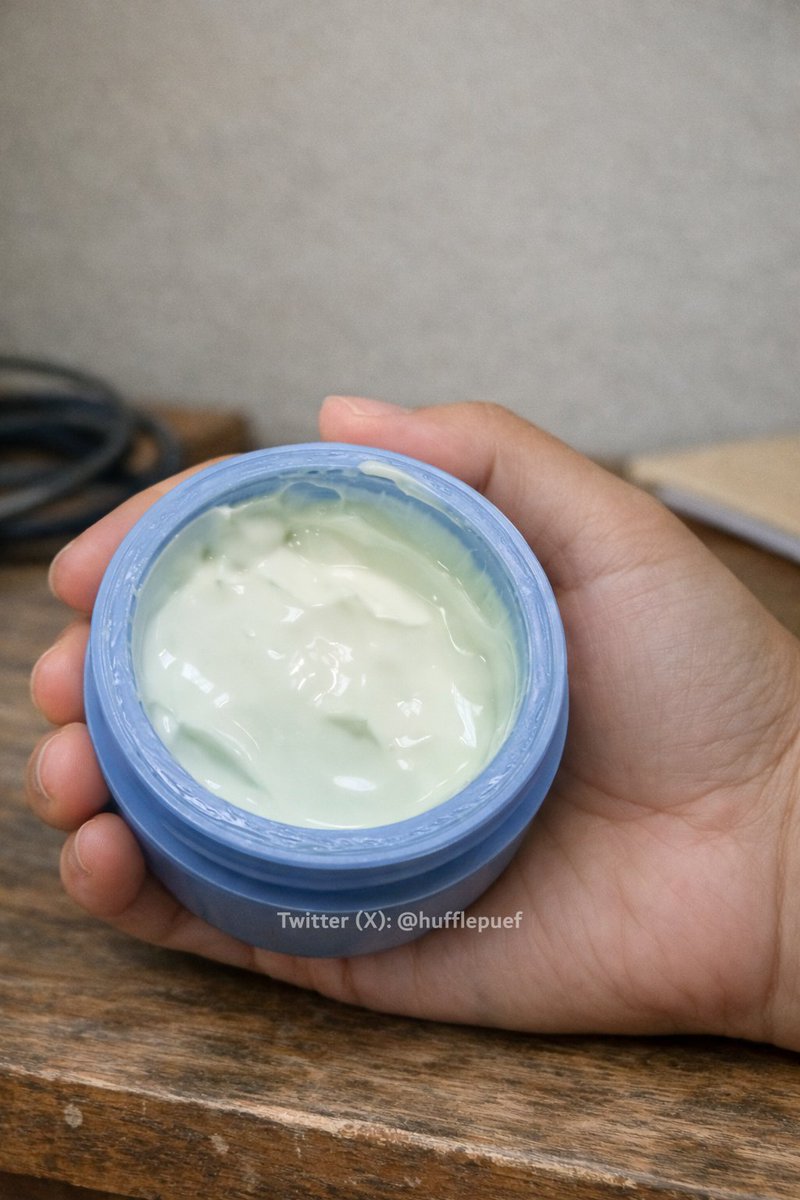 hufflepuef's tweet photo. Moisturizer yang bener-bener "anti sumuk" di kulit!

Teksturnya lotion yang super ringan. Pas dioles langsung menyatu sama kulit, gak ada rasa lengket atau "berat". Buat aku yang gampang gerah kalau pake skincare, ini pas banget karena kulit tetep berasa bisa napas. https://t.co/OrXI6FaQ2E