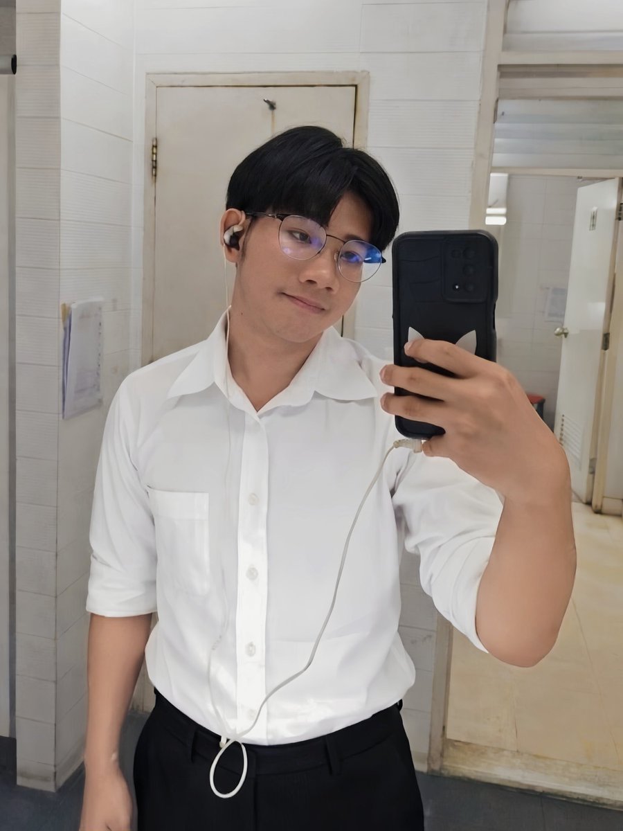 AC03K's tweet photo. ปีนี้อายุ 21 เเล้วนะครับ ทุกคน 😊 https://t.co/mRtCSb4QJM