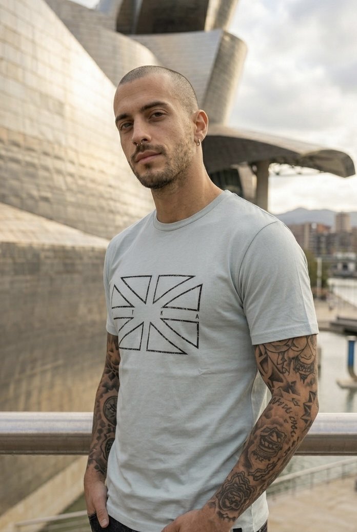 Batzen gaituena, definitzen gaituena.
Lo que nos une, lo que nos define.
.
💪🏻 T-shirt GURE 
👉🏻 itoiz-shop.com
📸 Instagram @itoizshop
.
#Hïka #Gure #Ikurriña #Portugalete #EuskalHerria