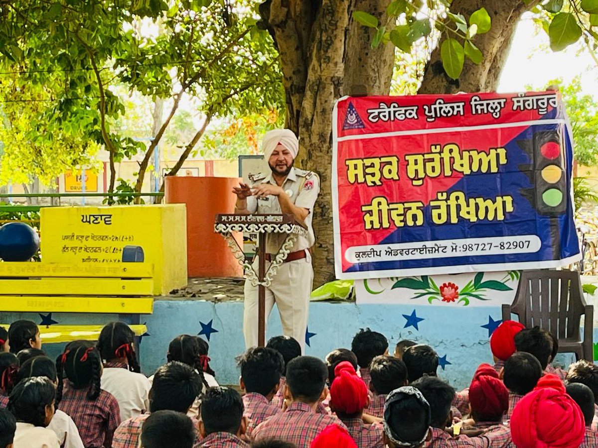SangrurPolice's tweet photo. 🚦Traffic Education Cell of #SangrurPolice organized a seminar at Govt. Sen. Sec. School, Vill. Gagarpur to educate the students about traffic rules, #RoadSafety, prohibition of underage driving, #DrugAbuse and #Helplines 112 & 1930
#TrafficAwareness #FollowTrafficRules https://t.co/lmkHVjgHad