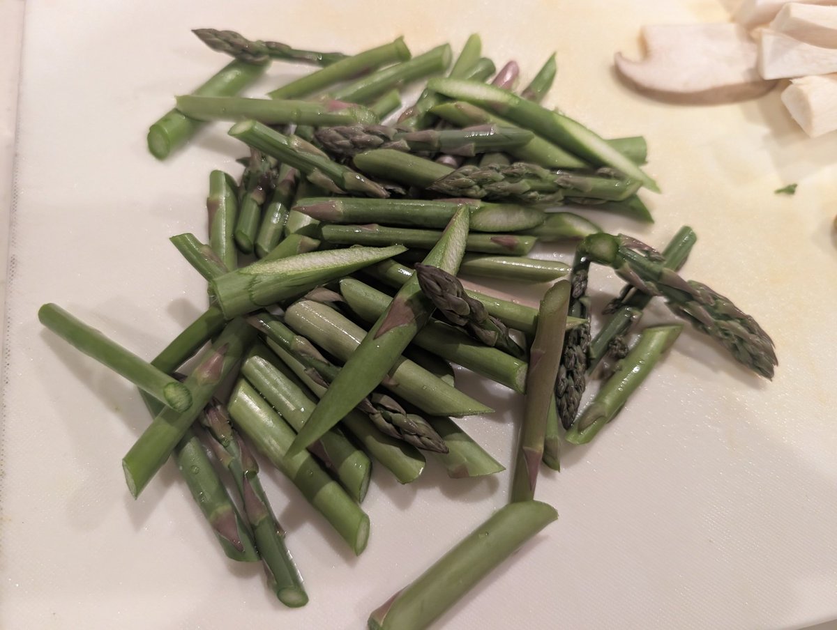 又到收获芦笋的季节了
切完了才想起来要拍照！