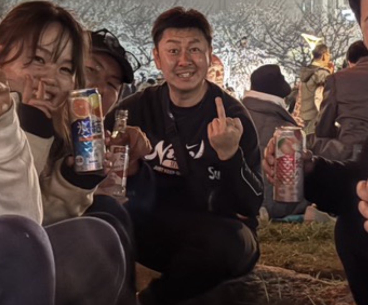 hardliners30's tweet photo. 土曜日は試合後にマネージャーの歓迎会を行いました。
3次会は錦糸公園の夜桜と吉田選手の中指をバックに飲むことがで��ました。
#選手募集
#マネージャー入団ありがとう
#行くぞプロスタ
#吉田は拘置所 https://t.co/vou46vFSCA