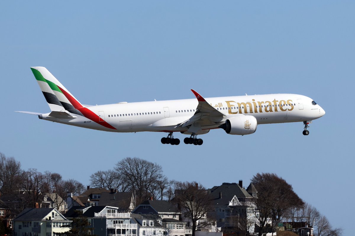 airwaysmagazine's tweet image. Emirates A350-941 (A6-EXP) operating in place of the usual B777-300 at Boston Logan and Swiss A350-041 (HB-IFB) 

📸: Darryl Sarno/ Airways 

#emirates #airbus #avgeek