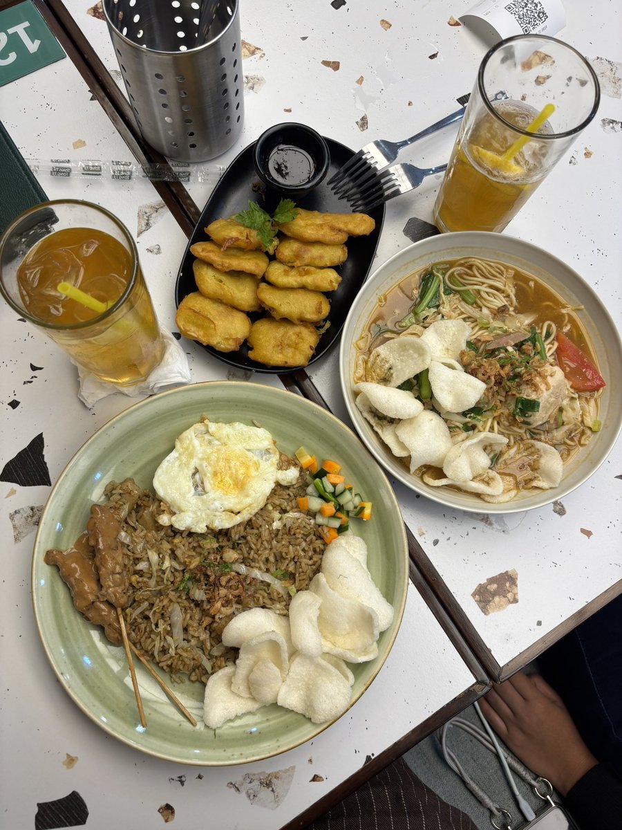 agnesiadr's tweet photo. first time makan di tong tji house 🍽️
nasi gorengnya enak poll full protein
wajib jg order mendoan nya sih, best parah

next mau ke tongtji lg pesen soto betawinya🥹 https://t.co/pcrnOi5qZh