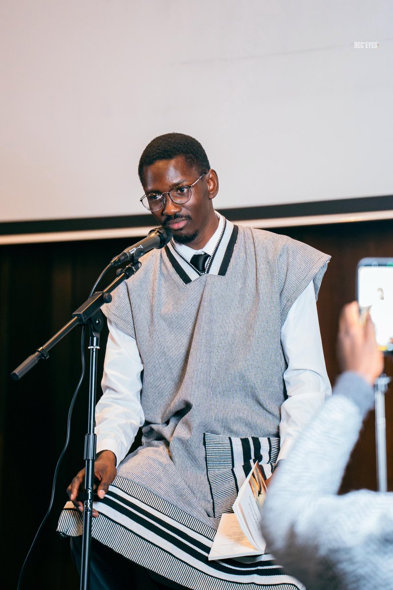 gueye_zamal's tweet photo. Ce 26 mars, nous avons fait vibrer Paris au rythme de la poésie, portée par l’âme et l’intensité de la Zamalogie. La poésie zamalienne s’est élevée, déclamée avec ferveur, comme une offrande au public venu partager cet instant hors du temps.

Je tiens à adresser ma plus profonde gratitude à toutes les personnes présentes, dont la chaleur et l’écoute ont donné à cette soirée une dimension inoubliable. Votre présence a transcendé les mots.

Mes remerciements les plus sincères à Plumeperdue, dont les prestations, d’une puissance rare, ont marqué les esprits et sublimé la scène.

Merci également à Voix Francophones pour leur confiance précieuse et pour une organisation d’une rigueur exemplaire, sans laquelle cette soirée n’aurait pu atteindre une telle excellence.

Je tiens aussi à saluer avec émotion Isac, le pianiste, Sidy, le guitariste, et Becs, le photographe, dont le talent et la sensibilité ont sublimé chaque instant, capturant et accompagnant la magie de cette soirée avec une justesse remarquable.

Enfin, merci à celles et ceux qui ont rempli la salle au point de la faire déborder de vie… et mes excuses les plus sincères à celles et ceux qui n’ont pas pu s’asseoir, tant l’engouement fut immense.

Ce soir-là, ce n’était pas seulement de la poésie… c’était une communion.@eliaswalyba @yaxandiou @ajacoumba @mhd_yedaly @Woman_Power__ @LBG_senegal @TontonVert