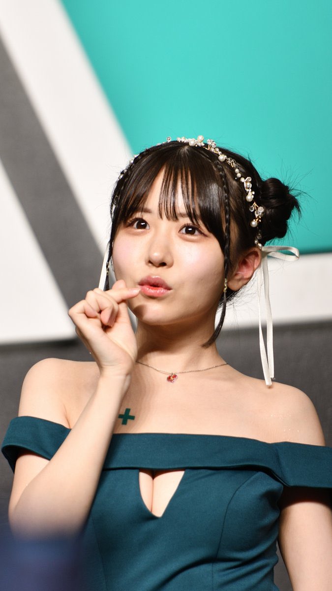 話題の子 tweet media