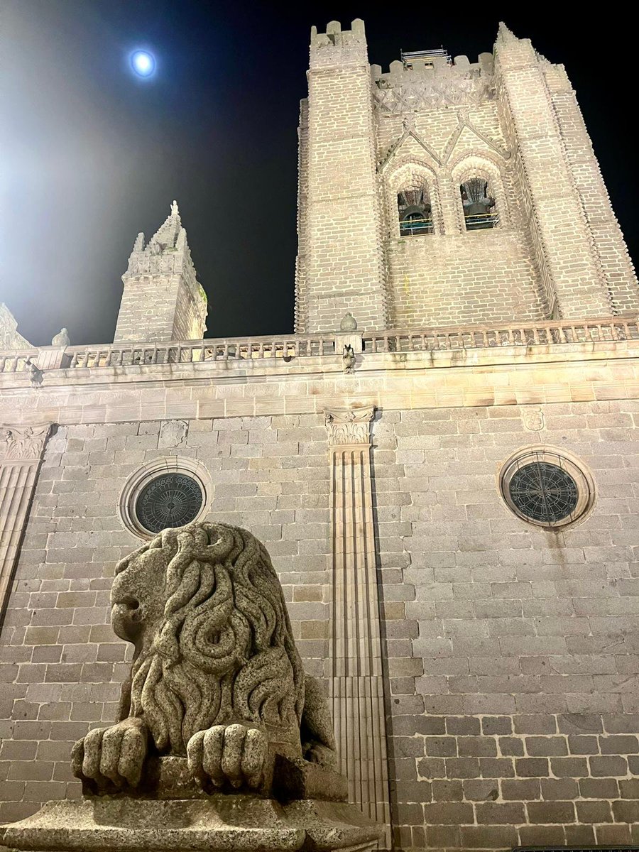 Magicalspain's tweet photo. The world capital of mysticism falls into a sepulchral silence each night, a spectacle that continues to captivate despite the passage of time. https://t.co/PtId73pCLX
