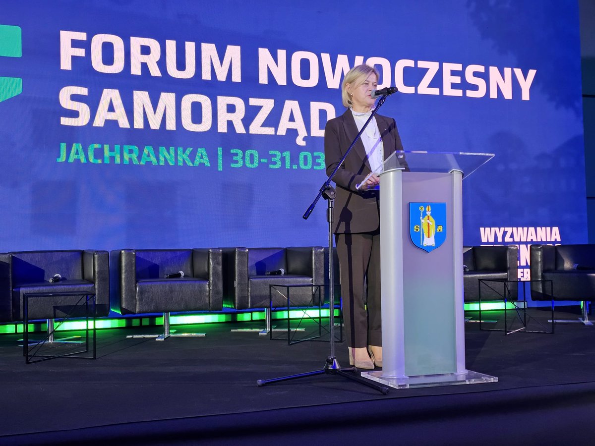 Bozenazelazowsk's tweet photo. II Forum Nowoczesny Samorząd w Jachrance – nie mogło mnie zabraknąć! Mówiłam o roli kultury, cyberbezpieczeństwie i znaczeniu samorządów jako motoru życia społecznego. Lokalnie dzieje się najwięcej – tu najlepiej odpowiada się na potrzeby mieszkańców. @kultura_gov_pl https://t.co/fE7L2kCWKP