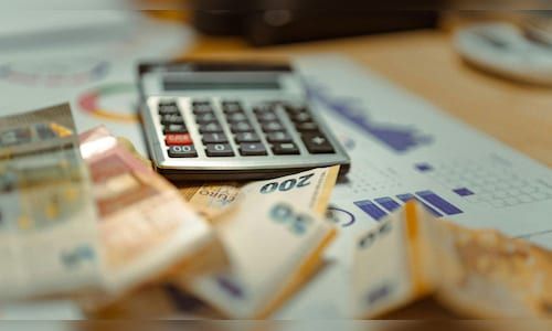 CNBCTV18News's tweet image. #Rupee crosses 95/$ for the first time, hits record low of 95.14 amid arbitrage trades and importer demand.

#rupeevsdollar #INRvsUSD @anshul91_m 

buff.ly/gWAyh9a