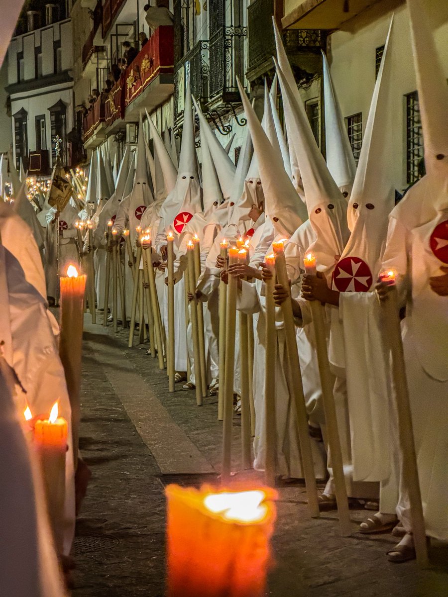 jmbq24's tweet photo. Esta recogía es patrimonio inmaterial de la humanidad. 

La Amargura vuelve a su casa
y Sevilla se queda quieta,
porque hay finales
que no se terminan nunca.

Que se va Mara,
que no se quiere ir Sevilla,
con la cera en las manos
y las llamas en el alma. https://t.co/RAU9hFttyA