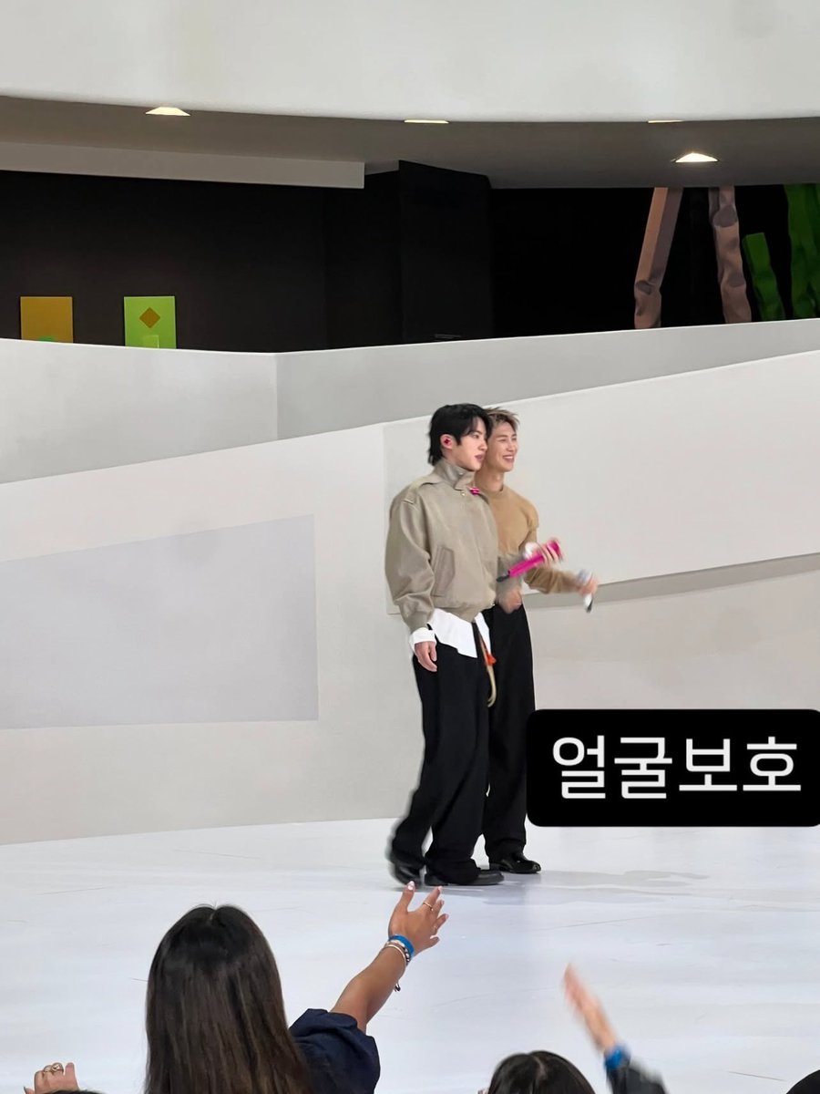 잘생기고 센스 있다 😇💜

instagram.com/p/DWgNIdIAbK-/…