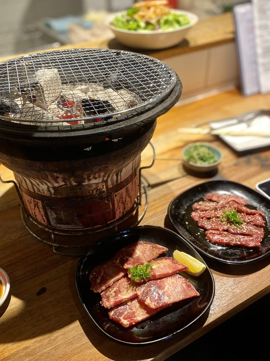 mayoi_bito3's tweet photo. なんか最近、アメリカ、とくにテキサスの��場BBQ🍖の写真がよく流れてきてて、「うまそうだなぁ」と思う反面…

ここで日本の“ひとり飯文化”も発信しなければと✨

アメリカの兄���たちよ、これが日本のひとりBBQだ！

#Japan
#JapaneseBBQ https://t.co/8r3lsvztE4