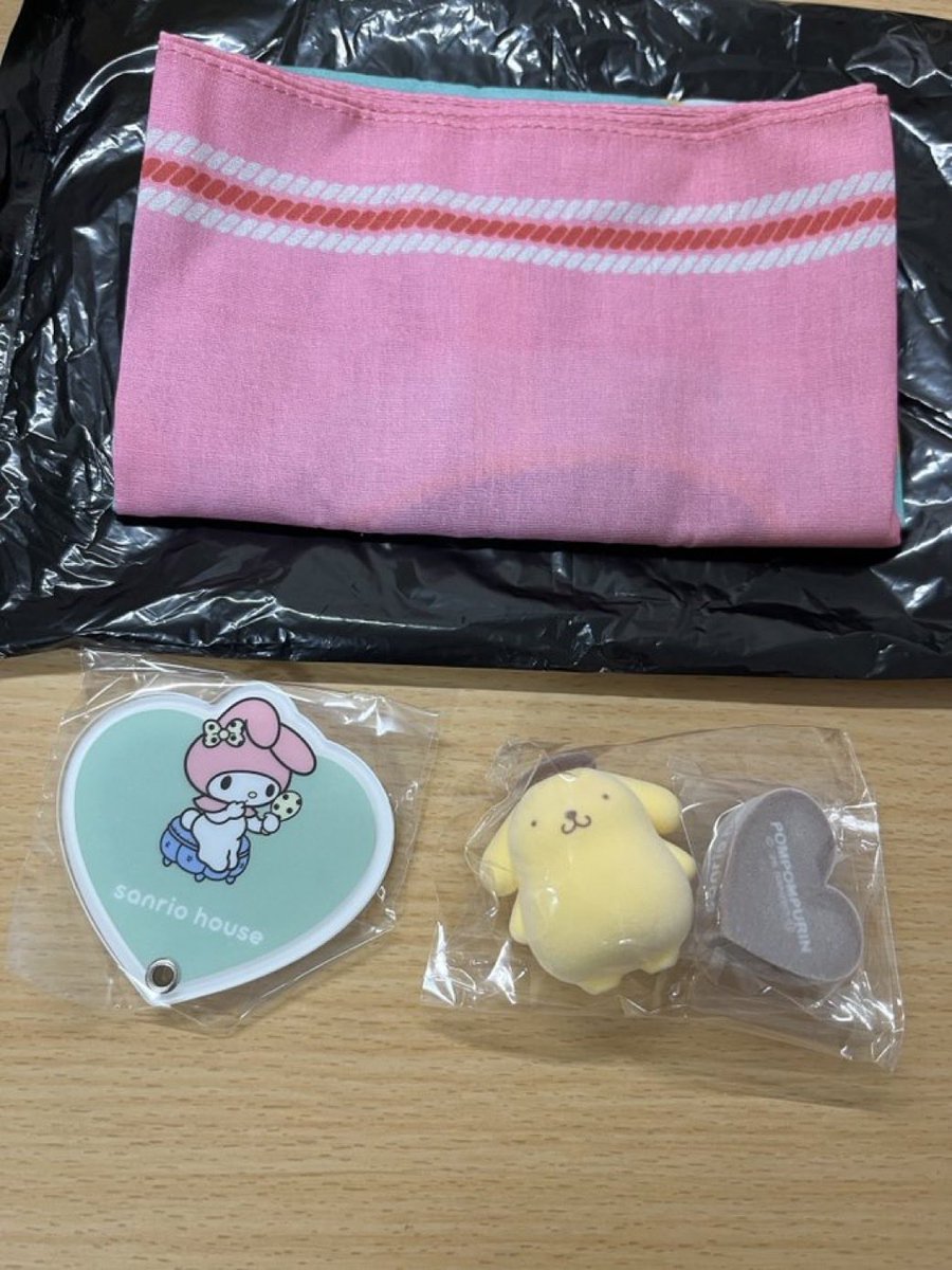 ny_mk_9's tweet photo. サンリオハウス　シークレット　ガチャ
交換

【譲】スカーフ　ハンギョドン
　　ミラー　マイメロディ
　　フィギュア　ポムポムプリン

【求】同種　ハローキティ＞買取（定価＋送料）

郵送での交換希望です。
お気軽にお声掛けください🙇‍♀️ https://t.co/X93pJwVf3U