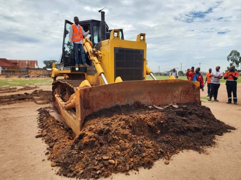 GeorgesKisando's tweet image. #Nord-Kivu : c’est une entreprise ougandaise qui exécute les travaux du stade du 15 octobre à Beni
Chandi Ab Turf World, une entreprise ougandaise basée à Kampala, a lancé depuis le samedi 28 mars 2026 les travaux de modernisation du stade du 15 octobre en ville de Beni.
Financés