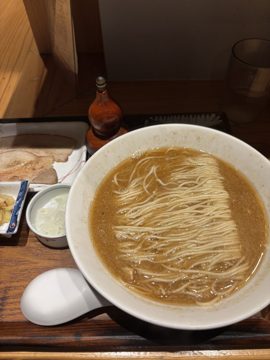 fugusy's tweet photo. お祝いに神田に行ってラーメン屋2軒はしごして来ました
海富道にて烏賊。
ラーメン大戦争にてピストル。 https://t.co/vAAvGC2pcO