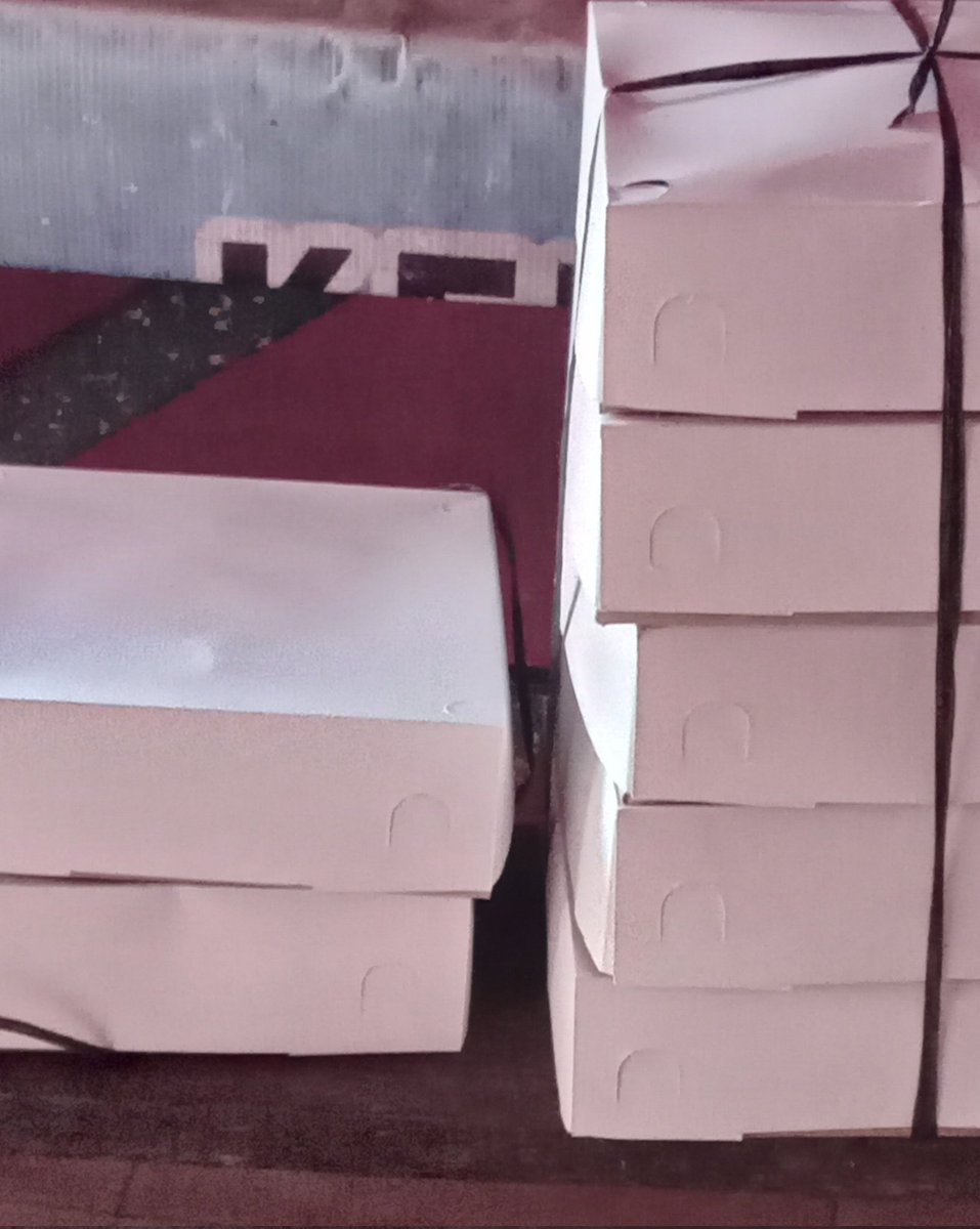 rumahnya bibiku kan deket kantor kelurahan, terus hari ini ada pertemuan kepala lingkungan gitu sekitar 6 orang, TAPI KONSUMSI YANG DIPESAN ADA 300 KOTAK NASI DAN SNACK BJIR😭