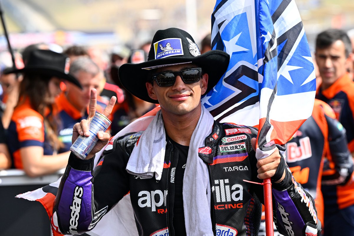 AlessioPiana130's tweet image. #MotoGP 

Bel gesto di Jorge Martin che al Circuit of the Americas di Austin ha percorso il giro d'onore, portando fino al parc ferme, con la bandiera a stelle e strisce con il numero 69 del compianto Nicky Hayden