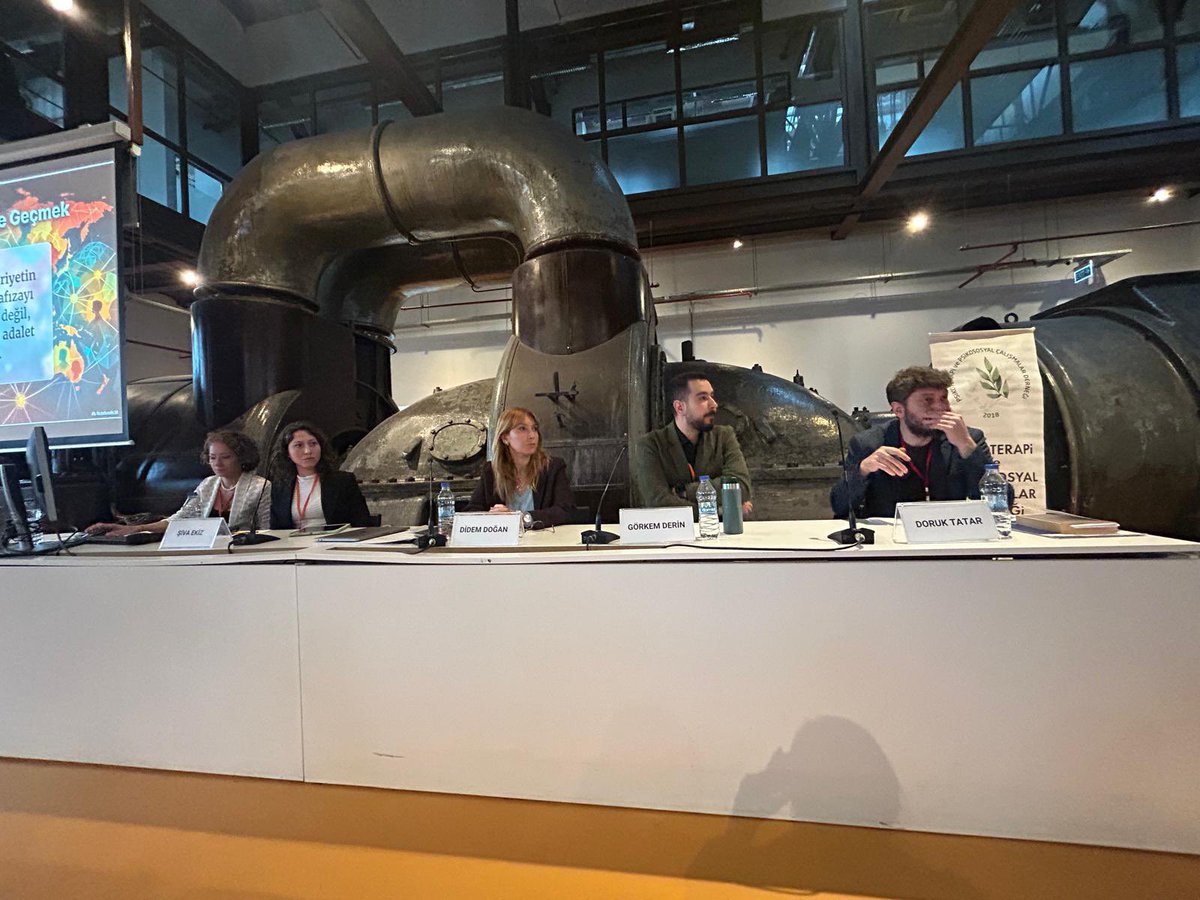 Sempozyumun açılış konuşmasını dernek başkanımız Didem Doğan yaptı.Sempozyumun “Uyum ve Uzaklaşmanın Psikopolitiği”  isimli ilk panelinde, Dr. Öğretim Üyesi Doruk Tatar ve Dr. Öğretim Üyesi Görkem Derin konuşmacımız olarak bizlerleydi.