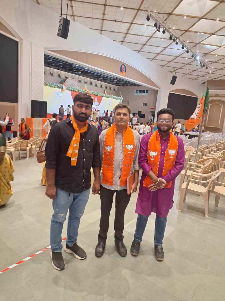 પ્રદેશ અધ્યક્ષ શ્રી <a href="/iJagdishBJP/">Jagdish Vishwakarma</a> ની અધ્યક્ષતામાં રાજકોટ ખાતે સૌરાષ્ટ્ર ઝોન પદાધિકારી બેઠક યોજાઈ.

આ બેઠકમાં પ્રદેશ ચૂંટણી સંચાલન સમિતિ સંયોજક શ્રી <a href="/gpzadafia/">Gordhanbhai Zadafia</a>, પ્રદેશ મહામંત્રી શ્રી <a href="/DrPrashantkorat/">Dr. Prashant Korat</a>, શ્રી <a href="/Hitendrasinhbjp/">Hitendrasinh Chauhan khichi</a>, શ્રી <a href="/aniruddhdavebjp/">Aniruddh Dave</a> તથા ઝોનના હોદ્દેદારો ઉપસ્થિત રહ્યાં.