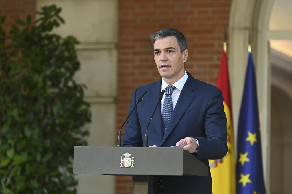 🇪🇦 | O governo espanhol fechou o espaço aéreo a voos que tenham envolvimento com os ataques ao Irão e recusou o pedido americano para utilizar bases militares no seu território. Decisões que reafirmam a posição espanhola contrária ao conflito no Médio Oriente.

Foto: Borja Puig