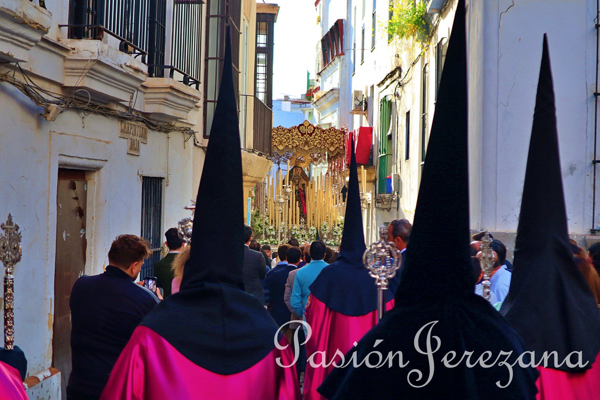 PasionJerezana's tweet photo. Desde @PasionJerezana queremos desear todo lo mejor a @hdadviga  en su Estación de Penitencia a la Santa Iglesia Catedral, así como a sus acompañamientos musicales, @capillakeleison y BM Agripino Lozano #SSJerez2026 https://t.co/hZFOlAqGSi