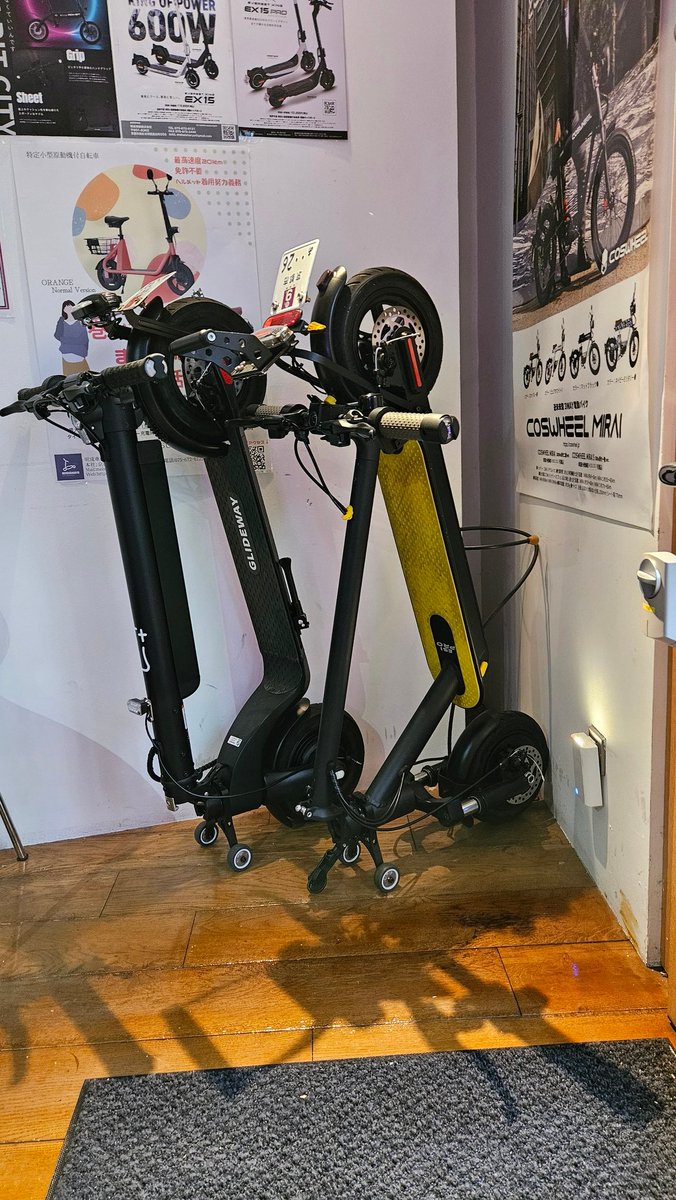MARS007ps's tweet photo. 電動キックボードのメリットを最大限活かして省スペース『縦置き』！💫
GLIDEWAY X1とRICHBIT ES1 Pro
どちらも免許不要の軽量モデル

#免許不要
#道路交通法
#電動キックボード
#特定小型
https://t.co/TB2eRAEHda https://t.co/gbCZWp2S6z