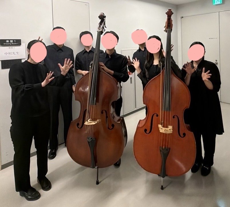 aueokesinkan's tweet photo. コントラバスパートです❕
3年1人、2年1人の国語科コンビで活動しています🎶
オケの中でも1、2を争う大型楽器の私たち。運搬も練習も慣れるまで大変ですが、なんと言ってもデカイので舞台ではめっちゃ目立ちます👀舞台の端からの重低音はめちゃかっこいいです https://t.co/xznBkgvnvh